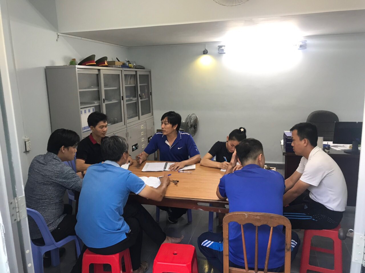 Thầy Nguyễn Hữu Tường báo cáo Seminar khoa học trước tổ chuyên môn